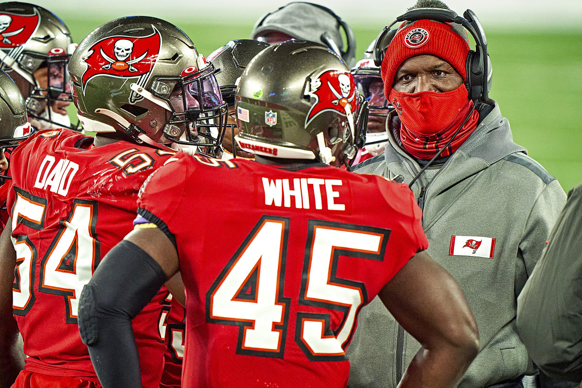 Todd Bowles talks to linebackers Devin White and Lavonte David on the sideline during a 2020 Bucs game